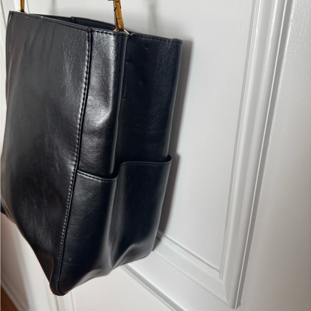Chic Bucket Bag with Bumblebee Strap - Picture 9 of 10